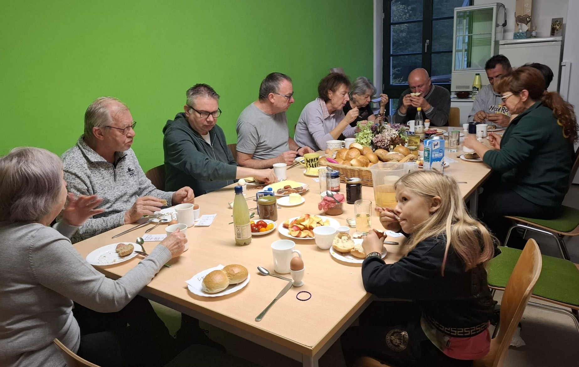 Gemeinsames Essen in der Kücke